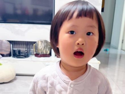 自己学的恐龙儿歌,不知道歌词对不对~感觉这个恐龙妈妈很不靠谱 哈哈哈#唱歌的宝宝 #爱唱歌的宝宝 #萌娃日常 #可爱宝宝 #奶声奶气