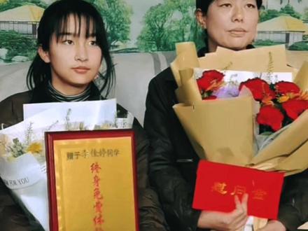 小小的身躯爆发出拯救生命的巨大能量,13岁小女孩李佳婷面对冰窟险境时,没有丝毫犹豫,只有救人的念头,传递爱的能量让世界变得更加美好#宣传正能量 #正能量视频 #感动瞬间