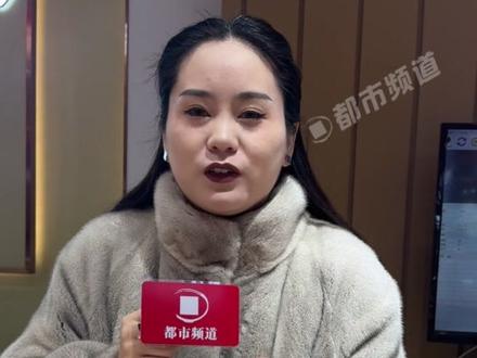 白银暴涨!记者实地探访金店实况,有人短时间内净赚20万,店家:现在1天卖的白银比过去2年都多!#热点 #黄金 #白银 #万万没想到