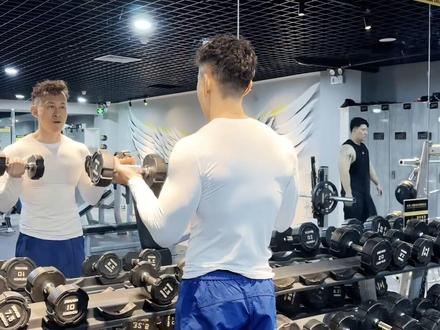 哥快醒醒、这是今年的大神版,狂街,运动休闲,真的巨帅,没穿过这么帅的束脚裤,这条真的绝了。穿着条,这就对了,蓝色闭眼入 #我的夏日ootd #百搭神裤 #休闲裤男 #直筒裤男 #休闲裤男款