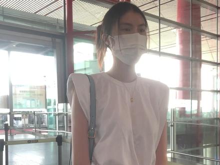 20220701,北京机场,超模何穗把机场当秀场走,白T搭配牛仔裤气场炸裂~