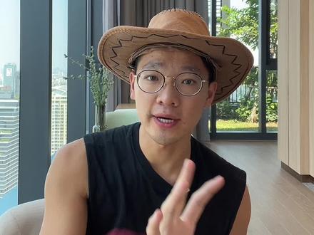 拜托啊,去马来西亚🇲🇾旅游前一定要看好啊!#马来西亚旅游 只带一本护照直接入境,真的会被遣返!「贴案例!」没有它们,不能入境
【一、入境马来西亚准备哪些材料?】
这图片来自于马来西亚机场,外加一份入境卡。
入境卡:出发前三天内或当天填写,可以在马来西亚旅游局的公众号上面填好,或者直接问阿梦,中英文填写指南,欢迎截图。
这些材料都要打印出来(往返机票、酒店行程单)。
只要是材料齐全过来旅游,海关不会为难~~如果给了张小纸条,让你去某个地方(小黑屋),先自己搞清楚为什么?缺材料现场补,偷偷去卫生间什么的,避免被针对~
【二、电话卡、取钱、打车】
这三件套,下飞机再准备来得及~
- 真不推荐在某宝买电话卡,网络限速超级慢~ 用过的都知道~ 咱机场出海关后买短期的电话卡~ 过海关后买( 不要下飞机就在最近的柜台买,贵一些),网速好还便宜。建议买ceclom的,信号是比其他运营商要好。不充值就自动作废。国内手机需要接打电话,一定开通国际漫游。
- ATM机取款。
咱出海关以后,去找取现的ATM机,比【人工窗口】的汇率便宜很多,不用担心找不到,逛一圈到处都是~
- 打车grab
下载grab,打到车后在level 1的4或者5号门,司机会在软件上提前告知位置。现金或支付宝付款。有很多人被Z过!
如果要坐大巴去吉隆坡或马六甲,看我上一篇攻略。
【三、出门带什么?】
多带有用的,少带没用的。马来西亚啥都有!那建议带什么呢?充电宝、英标转换器、银行卡(国际信用卡、银联卡)。咱出门就是轻装上阵,懂了吧。
【四、注意事项】
这些只有在这里生活的人才知道~
1. 不要随便在机场内外抽烟啊,会被开罚单、交罚金,甚至没收护照!
2. 来马来西亚千万别提“便宜”两个字 ,现在都吹貴了!去看看榴莲摊、网红肉骨茶店、能听懂中国话的 都涨价了。
我在马来西亚留学,实地感受下来,便利店、交通出行,比国内一线城市贵1.5左右,吃饭啊只有马来人的店是真便宜,其他大差不差。(不说高价餐厅)
3. 如果你没有做攻略,可以找阿梦。只想去有海的地方,直奔仙本那,这里的海让你一眼就爱上。
欢迎关注阿梦!