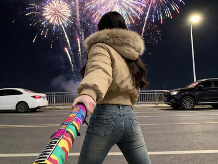 手持加特林烟花拍照豆包指令教程 加特林烟花拍照指令 #烟花 #加特林烟花拍照 #豆包ai #豆包出大片有两把刷子 #新年拍照ai指令 ai图片生成指令烟花背影 烟花拍照ai指令教程 豆包烟花p图指令 烟花拍照ai指令 ai图片生成指令烟花 烟花ai写真生成指令 加特林烟花拍照ai口令 烟花拍照p烟花 加特林烟花ai生成 车顶烟花拍照 加特林烟花拍照ai特效 豆包p图指令 豆包ai指令 加特林烟花拍照豆包指令