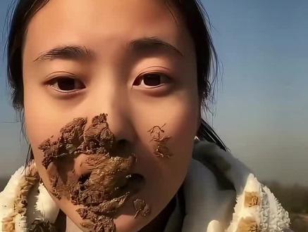 #快来围观农村的乐趣炸牛屎