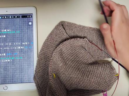 苏菲兜帽教程第二部分来了
这个兜帽用的线材是26支的羊毛四股,用了8号棒针
#棒针编织 #手工毛衣 #毛线编织 #编织 #编织教程