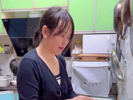 还有几天就三月三了,每年三月三我们安庆都要吃米粑,不知道你们那里有没有这种风俗?被老妈念叨了好几天,刚好昨天扯了点香蒲,今天用香蒲做馅,蒸了一锅米粑,特别鲜美,我一口气吃了五个🤣🤣#农村美食 #米粑 #三月三 #安庆美食 #2023新农人计划