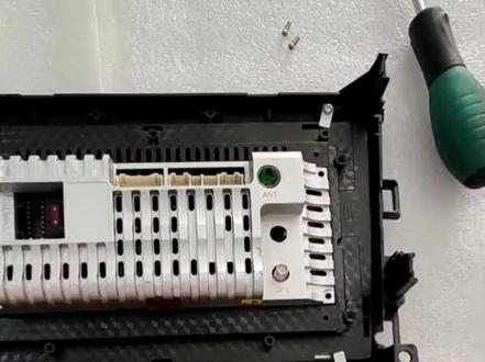 13款福特蒙迪欧低配,安装大屏导航时需要拆卸大屏的机箱,从而要加上改装的五金支架和延长主机的显示屏排线才可以安装使用;经我的细心发现研究,创新了视频中的可以不用五金支架和延长主机显示屏排线,更为简单的安装方法。你感觉那种更为方便,更为适合你呢?欢迎大师们评论区留言。#大屏导航 #技术分享 #蒙迪欧