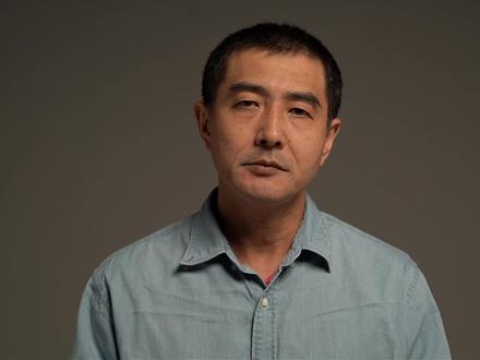 现实真的出现故障?镜头拍下的诡异瞬间至今无人能解释 有时候,现实看起来非常稳定。
但偶尔,会出现一些令人无法理解的瞬间。
有人在原地奔跑却无法前进。
汽车突然腾空而起。
甚至有飞机悬停在空中一动不动。
这些画面都是真实被拍摄下来的图像。
有人称这些现象为现实故障(Reality Glitch)
就像世界的程序短暂出现错误。
而接下来的画面,
或许会让你重新思考我们所处的世界。
⚠️ 温馨提示
本影片内容整理自网络公开图像数据,
并非探索号亲自拍摄。
多数画面未经官方证实,
真实性无法完全确认。
请以娱乐与信息角度观看。
#现实故障 #无法解释的画面 #神秘事件 #抖音二创激励计划 #抖音伙伴扶持计划