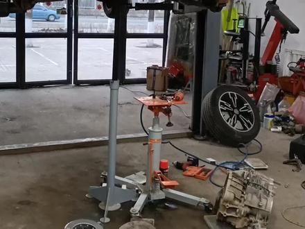 #汽车保养与维修 北汽BJ20,变速箱抬下,怠速抖动严重,加油不抖,开起来不抖,在车里坐着全身都发麻😓,双质量飞轮,间隙过大起不到缓冲,导致发动机共振和抖动,原厂双质量飞轮安排上车👍