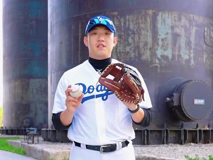 棒球有手就会,今天我们来学习接高飞球!#第一堂棒球课 #棒球 @MLB美职棒大联盟