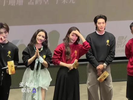 一位从武汉赶来的李云霄粉丝特地带来甘肃博物馆的文创“马踏飞燕”,希望能够为镖人和李云霄本人带来好彩头,祝镖人大卖! #镖人 #李云霄 #镖人杭州路演