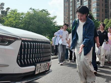 警号“985” “211”申请应援! 考生们摸警号好运加持 祝登科折桂 金榜题名#高考#985 #211 #应援 #公安 #金榜题名 (记者:杨毅 滕洁 牛浩 杨呈祥)