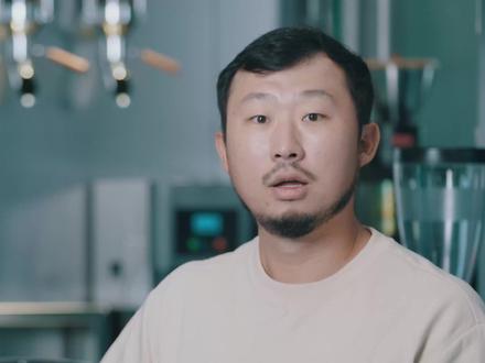 什么?听说巴西平均每人一天要喝上7杯咖啡!作为世界最大的阿拉比卡咖啡生产国和出口国之一,巴西的大街小巷都飘着咖啡香。300年的咖啡生产历史、得天独厚的自然环境、规模化和现代化的种植,使巴西咖啡豆品质稳定、风味平衡。近几年,巴西的精品咖啡豆也在国际咖啡市场上获得赞誉。现在,跟随#瑞幸全球寻豆计划 的脚步,与瑞幸首席咖啡大师、来自巴西的2023年WBC世界咖啡师大赛冠军Boram Um一起,深入巴西优质咖啡庄园,揭秘一杯高品质咖啡是如何“炼”成的,探寻“咖啡王国”的魅力~