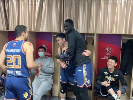 恭喜@邬挺嘉不会投篮吧 CBA生涯第一个MVP#南京同曦