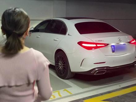 拿证两年不敢开,练习5天突然就会开车了❗❗ 家人们😭,我拿证2年都没敢开车,用这个方法练习了5天,突然就会开车了!!
今天给大家分享新手上路开车的详细教程,跟着我这个方法,每天练习两三个小时,你也可以大胆上路自己开车了~👋
第1️⃣天:温习基础的交通法规
第2️⃣天:熟悉自己的车,重点油门刹车挂挡
第3️⃣天:带个情绪稳定的陪练老司机,在大道练习走直道和变道
第4️⃣天:市区开车,练习转弯、跟车
第5️⃣天:独自练习熟悉路段,克服车流恐惧
开车其实没什么难的,就是多加练习,孰能生巧~
🙋♀️我是佳辉,99年新手司机,裸辞居家创业,欢迎和我一起成长!
#开车 #新手司机 #奔驰C260L #奔驰 #女司机