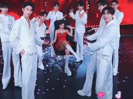 #Ai瑶瑶 #Ai瑶瑶男团 #银河系y #大花轿 #张艺兴大花轿 瑶瑶带着新男团跳大花轿了,真的跳的很帅气,可以反复循环播放看的那种,很让人上头啊!大龙来刷礼物了,想看跳的大花轿来了,大龙很给力@龙浩天(生活号) 瑶瑶的新男团会越来越好的@AI瑶瑶男团·银河系Y(团队招优) @AI瑶瑶☀️ @瑶瑶小撑腰☀️