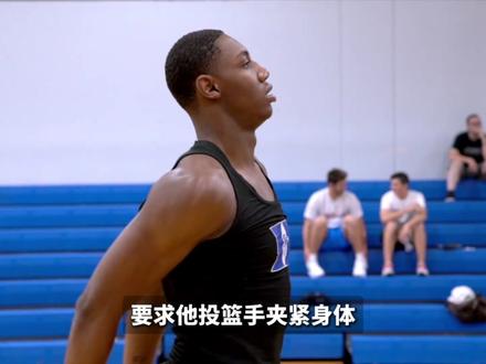 褪去天才光环,巴雷特蜕变背后有什么秘密? 天才高中生很多,但像巴雷特这么强的不多。
他父亲是纳什队友,纳什则是他的教父,从小带着他训练。
蒙特沃德学院出过无数天才,而带队31胜0负,横扫全美所有奖项的巴雷特,堪称最强者,人送外号,“枫叶曼巴”。
2019年,巴雷特和锡安、雷迪什三位准状元在杜克组队。如今,雷迪什已经淡出NBA,锡安还没打过一分钟季后赛。巴雷特曾经也被叫作“寒冰射手”,大家觉得他无法兑现天赋。
但26年季后赛,他场均24.3分,G6投出致敬伦纳德夺冠赛季的绝杀,斯科巴和英格拉姆都忍不住为他点赞。
褪去天才光环的@RJ 巴雷特 Barrett ,从被高估的水货,变成人人都爱的神仙队友。
蜕变背后,藏了怎样的秘密?
#NBA #猛龙 #巴雷特绝杀 #NBA季后赛 #RJ巴雷特