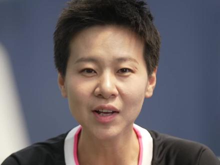 德约科维奇在拿了本届法网冠军以后,他的个人大满贯数字已经达到了23个,他现在是男子运动员里边大满贯获得最多的那个。下个月就是温网了,他的状态又非常好,如果他温网可以夺冠,就是他的大满贯数字变成了24,温网也是他的第八个冠军。那8和24这两个数字对他也有一些特殊的意义,是他的一位非常好的朋友,也是我们非常熟悉的一位篮球巨星科比·布莱恩特曾经穿过的球衣号码,前几天法网夺冠后他也提到了曼巴精神,他也是向他的这位好朋友表达了敬意,这也是巨星之间的惺惺相惜!
#网球 #储楚 #法网 #温网 #德约科维奇 #科比 #青少年网球 #网球教学 #上抖音看温网直播
@抖音小助手