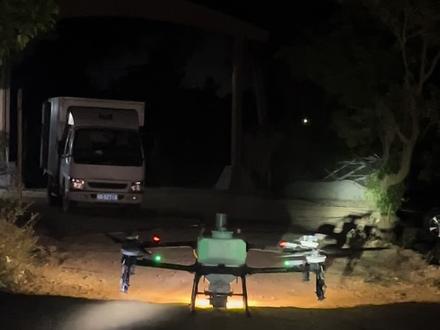 大家好,非常感谢大家对这件事的关注和对健康的关心。看到很多朋友担心无人机撒药对人体的危害,我在这里统一做个解释,希望大家能放心:
1. 关于药物:我们使用的是经过国家农业部门正式登记的专用低毒杀虫剂,针对的是蓟马这类微小害虫。这类药剂在正确使用下,对人和哺乳动物非常安全,其作用机制是针对昆虫的神经系统,与人类的生理结构完全不同。就好比对昆虫是‘毒药’,但对人畜几乎无影响。而且我们用的是超低容量液剂,用量比传统人工喷洒少很多。
2. 关于作业时间:因为我们本身忙到很晚,朋友观察植物状态不是很好,要抢时间预防植物的病害,已经提前跟我们约好,不管多晚我们都要去的。场地内周边都有围栏的。再者,晚上作业,恰恰是出于安全和对环境负责的考虑。
减少对人和蜜蜂的影响:傍晚后,田间劳作的人、散步的人都少了,蜜蜂等益虫也已归巢,最大限度地避免了直接接触。
提高药效:蓟马等害虫在夜晚更活跃,此时防治效果更好。同时,晚上气流稳定,药雾能更好地沉降在作物上,不容易飘散。3. 关于阳江沿海地区的特殊性:
·我们在南方沿海地区,气候白天温度都还在25°
风大扩散快:我们阳江沿海地区风力通常较大,空气流通性极好。这使得任何微量的药剂雾滴都会迅速被稀释和扩散,在开阔的农田环境中,不可能在空气中达到会对人体造成伤害的浓度。还没等飘到居民区,就已经稀释得微不足道了。
· 作物类型:我们主要喷洒的是水果,圣女果等作物,目标明确,离居民区很远距离,在郊区。
4. 关于无人机技术本身:
· 精准喷洒:现代植保无人机有GPS定位和智能航线规划,可以做到厘米级精度的喷洒,只覆盖农田区域,有效减少浪费和漂移。
· 远离操作者:飞手在操作时是远离喷洒区域的,本身也有防护。
总结一下:我们是在对的时机(夜晚)、用对的方法(无人机精准施药)、对的药物(低毒专用药),为我们的农作物进行一场高效的‘夜间精准手术’,目的是为了减少虫害,保障大家的粮食安全和农产品品质。请大家科学看待,不必恐慌。”#三农种植 #农业无人机