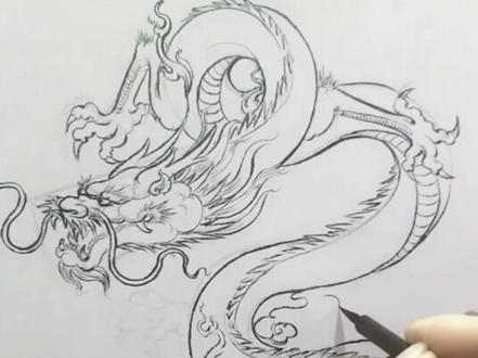 简单画中国龙教程。先画龙头体块和身体曲线,最后勾线笔细画。#中国龙中国龙 #玉雕设计 @抖音小助手