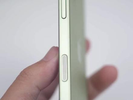 iPhone 17的相机控制键,原来还能这样用!
iPhone 17这次多出来的相机控制按钮不只是拍照用的按一下拍照,长按直接录视频,这些都很基础。
真正让我开始常用,是双击能拉出一个快捷菜单,左右滑选功能,用完再双击退出,手几乎不用挪位置。
我最常用的两个:一个是缩放,滑一下就能换焦段,拍东西时省了不少操作;
一个是摄影风格,滤镜是实时看的,冷一点暖一点,拍之前就能决定。
如果你觉得这个按钮不好按,其实能自己调。
在设置里可以改按压的力度,双击进什么功能也能换成你最常用的。
最意外的是,它还能改成扫码或放大镜。一按就能扫,确实比下拉控制中心省一步。
这个按钮看起来不显眼,但调好之后,用着会越来越自然#iphone原相机 #iphone小技巧