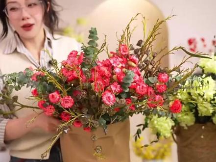尤加利果花束你喜欢吗~ #小花束 #插花技巧分享