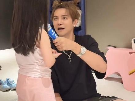 梳頭髮有這麼好玩嗎🤣#罗志祥 #霜宝