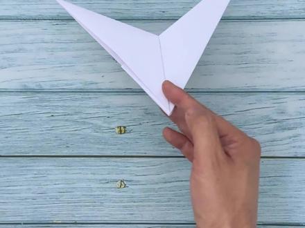 用正方形纸折V形回旋镖,折法超简单,小白轻松学会 #折纸玩具 #回旋飞镖 #纸飞镖 #亲子手工 #抖音折纸