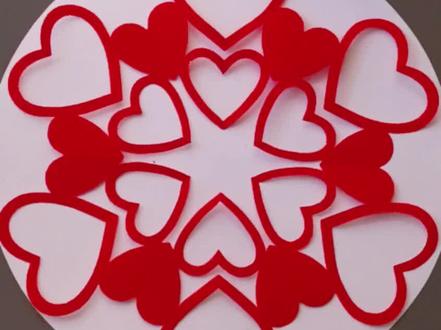 画三个半侧爱心就能剪漂亮的窗花,简单好看,快和小朋友来试试吧! #窗花剪纸 #新年剪纸 #亲子手工