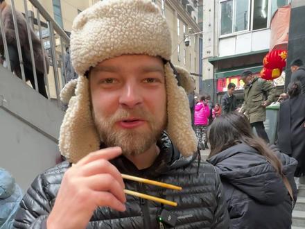 重庆朝天门盒饭~13元一份量大管饱,这口折耳根香惨了! #朝天门 #外国人吃中国美食 #重庆美食 #重庆美好推荐官 #老外吃中餐