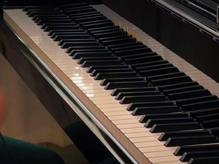 周杰伦2026新歌《西西里》钢琴完整版 弦乐与吉他一响起
就知道是周杰伦最擅长的暗黑叙事美学回来了
西西里带着地中海的海风与宿命感
把孤独写成浪漫,把遗憾唱成风景
把人拽进一场慢镜头般的电影故事里。
#周杰伦 #西西里 #钢琴 #音乐 #天津钢琴教师