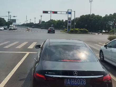 开车遇到红灯车停在路中间,算不算闯红灯#汽车知识 #闯红灯 #闯红灯判定标准