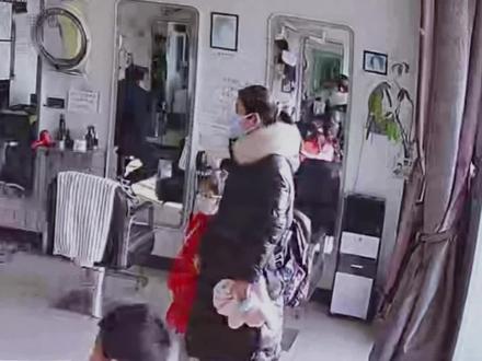 都是善良的人“此刻她站在光里,相信一定会涅槃重生” #南方凯版穿过风越过山 #人间疾苦 #陌生人的善意 #感动瞬间