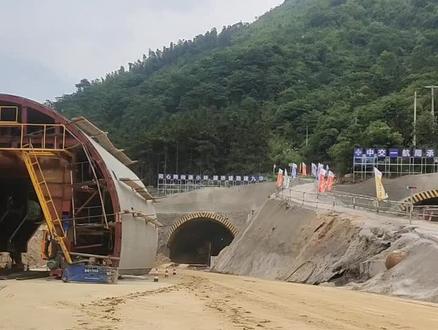 今天跑到庙前来了,在建的s358小岭山隧道,建成将大大缩短青阳县城与西乡的距离,建设周期四年