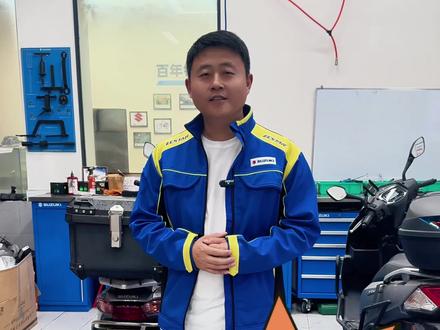 摩托车UU125更换后尾灯的教程 摩托车更换后尾灯泡的教程,当日行灯尾灯或者刹车灯不亮的时候应该是后尾灯泡坏了导致,拆卸后尾灯罩更换灯泡#摩托车 #铃木uy125 #带你懂车 #每天一个用车知识 #长安汽车金融 @济南轻骑铃木摩托