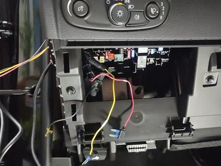 21昂科威PLUS的保险盒一般是在左脚上方,也就是左手下方的位置,打开盖子即可看到#抖音小助手 #保险盒位置 #昂科威plus #记录仪安装