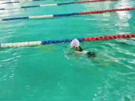 #抖音全民健身计划 #济宁 #学游泳 @DOU+小助手 蛙泳抬头时为什么脚露出水?