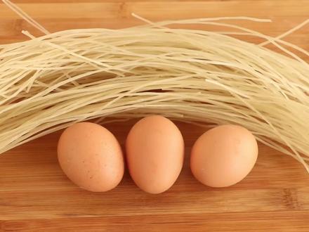 粉条里加3个鸡蛋,简单一做,不炒不炖,劲道Q弹有嚼劲,特别香