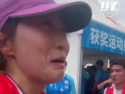 斩获兰马国内女子第二!吴冰四十天高原备战终不负 2小时35分20秒,吴冰斩获兰州马拉松国内女子亚军。
四十余日高原潜心备战,所有付出在此刻都有了答案。本场赛事她跑得格外艰难,中途与次仁措姆并肩前行,尽力领跑两公里后体力透支,后程只能孤身一人奋力前行。#兰州马拉松 #女子跑步 #比赛现场