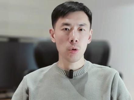 农药中毒是什么 我国每年农药中毒病例约5万例。
一旦怀疑或发现农药中毒,应立即帮助患者脱离污染源,包括移离现场、脱去被污染衣物、大量清水冲洗被污染部位,随后紧急送往医院急诊就医。
百草枯是一种非选择性接触型除草剂,具有独特的“氧化-还原循环”机制,可以劫持细胞内的氧分子,生成超氧自由基,破坏细胞膜、线粒体和DNA,引发多器官衰竭。肺是主要攻击对象,吸收毒量可达其他器的10倍以上,最终导致不可逆的肺纤维化。因为没有特效解毒剂,死亡率达50%-90%,痛苦程度无法想象,是最危险的农药。
正常家庭需要注意三点:严禁将农药、杀虫剂、毒鼠药与食物等混放,盛过药物的器皿不得移作他用;避免儿童、动物触及,避免恶劣天气对储存药品产生影响;食用蔬菜、水果等农产品需充分清洗。
#医学科普 #抖出健康知识宝藏 #百草枯 #农药 #农药中毒