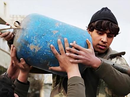 中国炒菜做饭用的煤气罐,到了中东被做成炮弹!#社会百态 #煤气罐大炮 #科普