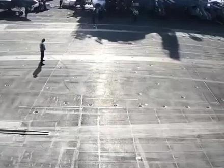 美军在巴林的航母战斗群油库导弹击中