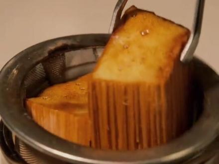 可以延长合香珠的寿命❓❓ 太行崖柏(Taihang Cliff Cypress)属于柏科侧柏属,生长于中国北方太行山脉的悬崖峭壁间,因其环境特殊、生长缓慢,被认为是一种极具价值的珍稀木材。由于长期受风霜侵蚀,崖柏木质坚韧,形成独特的扭曲形态,木纹复杂多变。
土柏❓崖柏❓
太行崖柏因环境恶劣、生长缓慢,具备极高的木质密度和油脂含量,香气丰富浓郁,属于最珍贵的柏木香材。土柏则是普通的平原或丘陵侧柏,木质较疏松,香气淡雅,适用于一般用途。而侧柏是广义上的柏树类别,既包含太行崖柏,也包括土柏及其他侧柏树种。注意,崖柏产区丰富,例如重庆等地区。香气区别中太行崖柏产区属上品。
#香文化 #手工 #香道文化 #香水 #崖柏