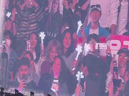 鹿鹿携临江仙小分队和跑男家族一起去支持雨琦啦~(cr:@Puuxye坠刊雨 )
#白鹿#宋雨琦#idle首尔演唱会 #范丞丞#李昀锐