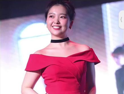 窈瑶美(Yoyomi),本名朴연아(Park Yun-a),是一位韩国女歌手、词曲创作人和演员。她于2013年开始歌唱生涯,2018年正式以歌手身份出道。窈瑶美的代表作包括《这个哥哥怎么回事》、《心脏跳动》、《磁铁一样的男人》、《링딩동 (Ring Ding Dong)》、《나를 꼭 안아 주세요》和《S-Love》等。除了音乐事业,她还涉足演艺圈。窈瑶美是一位南韩的流行音乐和트로트(trot)歌手,她的音乐风格多样,深受粉丝喜爱。