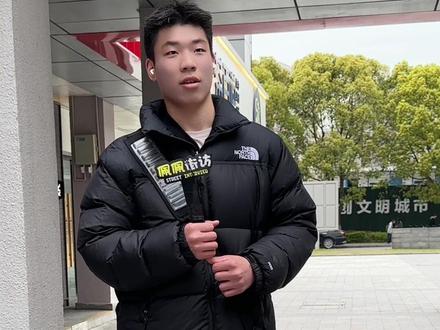 大家疯狂催更的大学生一个月生活费有多少男生版新鲜出炉啦~#街头采访 #校园采访 #大学生主打的就是真诚 #大学生