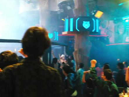 《火遮眼》首发预告(限制级) 北美定档2026年5月29日正式上映
#火遮眼 #谢苗 #动作电影 #电影推荐 #新片速递
谢苗 & 乔·塔斯利姆主演,在片中因各自亲属离奇失踪、腐败警察拒绝帮助而联手展开复仇营救。导演是谷垣健治,在预告发布同时接受IGN采访,讲述影片的制作亮点与挑战:
IGN:本片中最难设计和完成的一场打戏是哪一场?
谷垣健治:每一场动作戏都有自己的特点,但如果必须选一场,那就是最终决战。
片尾警局那场戏,我们一共拍了18个夜晚。来自三个不同阵营的五个角色同场交锋,每个人都使用完全不同的武术风格。这之所以能成立,完全是因为演员本身具备极强的身体素质与真实功底。
他们不是在“表演打斗”,而是真的在一边打、一边演,同时还要彼此配合,把一个看似不可能完成的场面变成现实。
在这里,我也要再次向全体演员,以及由园村健介带领的动作团队表达衷心感谢。
IGN:你最喜欢的电影特技场面是哪一段?
谷垣健治:巴斯特·基顿的《七次机会》。
那段被500个新娘追逐的戏非常不可思议——既紧张又充满创意。看那一段时,我会深刻感受到,“追逐”其实就是动作电影的基础。而且那是1925年的作品,到今天依然如此好看,真的很惊人。
IGN:你最喜欢的电影打斗场面是哪一段?
谷垣健治:李小龙的《猛龙过江》。
在李小龙与查克·诺里斯的那场高潮对决中,两人将近10分钟没有一句对白,但你依然能清晰感受到他们是在“通过战斗交流”。
我最近又重看了一遍,才更深刻意识到,那场戏中有多少标志性的元素,被后来无数电影不断继承和引用。