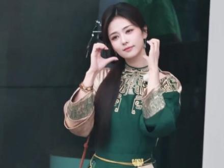 白鹿上车前突然跳了段舞 自然又真诚的白鹿,真的好圈粉#白鹿 #张真源 #李昀锐