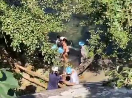 青岛崂山北九水一游客溺水,多名游客接力施救@抖音小助手