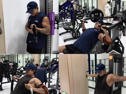 最近新派老派训练打得火热,作为一个从老派转到新派的训练爱好者,我想表达的是新派训练不是只用固定器械摒弃自由重量,新派与老A派的区别不在动作而在训练模式;老派训练讲究机械张力和代谢压力,主打破坏肌纤维,练透,超高容量追求极致的充血;而新派则是更注重肌内张力和tut,会采用和符合目标肌肉阻力曲线的动作,用尽可能少的容量来确保可以恢复,以及强调动作的完成质量(拉伸位停顿去除牵张反射,离心控制2-3s,向心减少爆发力),这也就解释了为什么新派训练者大部分都会使用固定器械而不是自由重量,大部分自由重量动作的阻力曲线与目标肌肉完全背道而驰,而且自由动作很难去保证肌内张力和tut,而固定器械(合理阻力的)更容易满足这两点.
所以不要去看到使用固定器械的就觉得是新派训练,用固定器械进行老派训练的大有人在,新派老派的区别不是用自由还是用器械。而是你怎么样去完成你的动作,举个最简单的例子,高位下拉这个动作,不管新派老派都会去做吧,你怎么界定这个动作是自由还是固定呢,敢于挑战自己的认知,多看多学才是进步的王道#健身 #新派训练 #挑战全网最稳训练 #如何提高认知思维